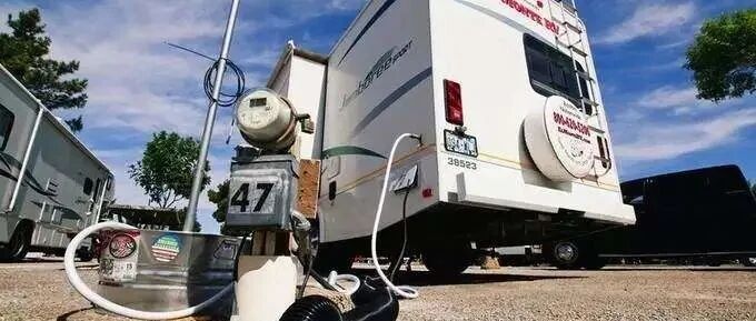 展会上看到同款配置，两个厂家相差几万元，怎么选？