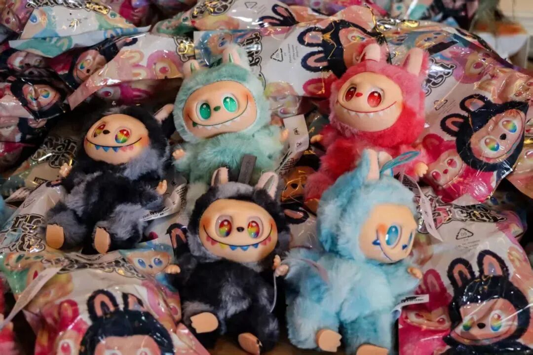 查获5万多个“冒牌货”！真LABUBU买不到，“假布布”一大堆！警方提醒 →插图5