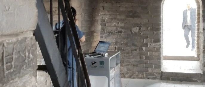 谁能想到我爬个长城，爬到一半还得加班呢
