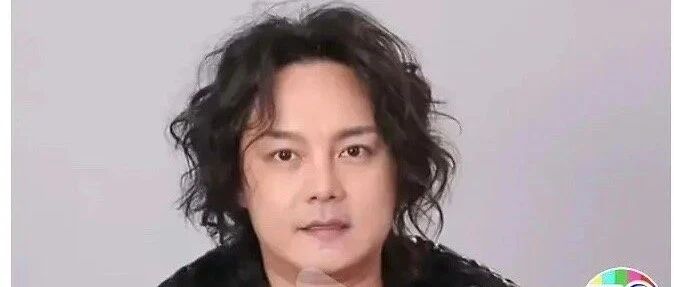 晚上加班的时候，领导总是在门外看着我示以微笑？？