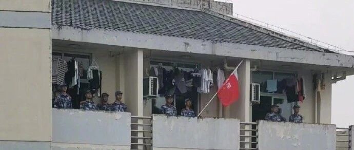 怎么滴，以为下雨就能逃脱的了军训？