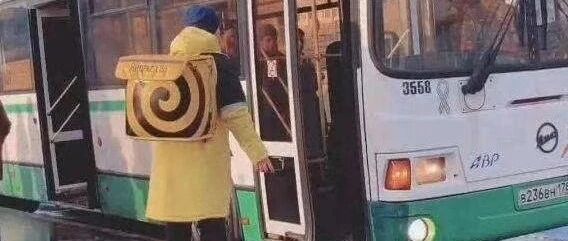 为了引起喜欢的男生的注意.....