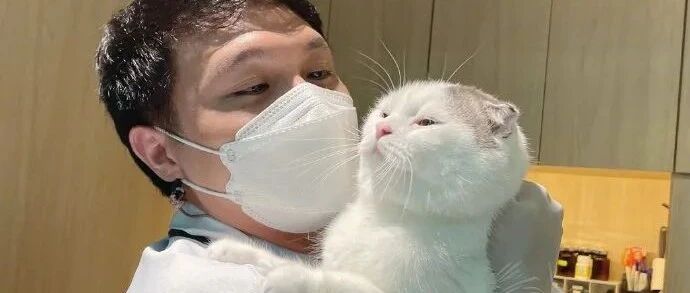 你这是怕春联跑了，把它绑在门上吧