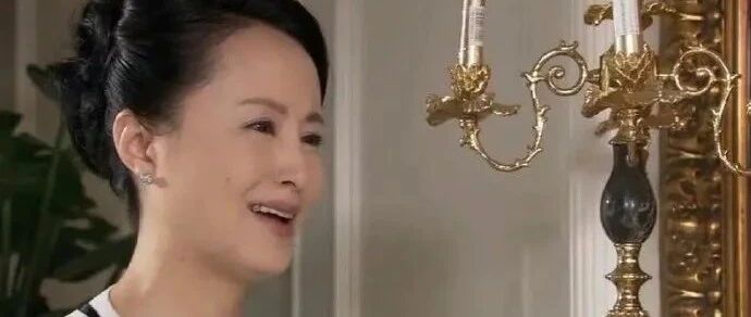 洪世贤家烛台上插的是火腿肠