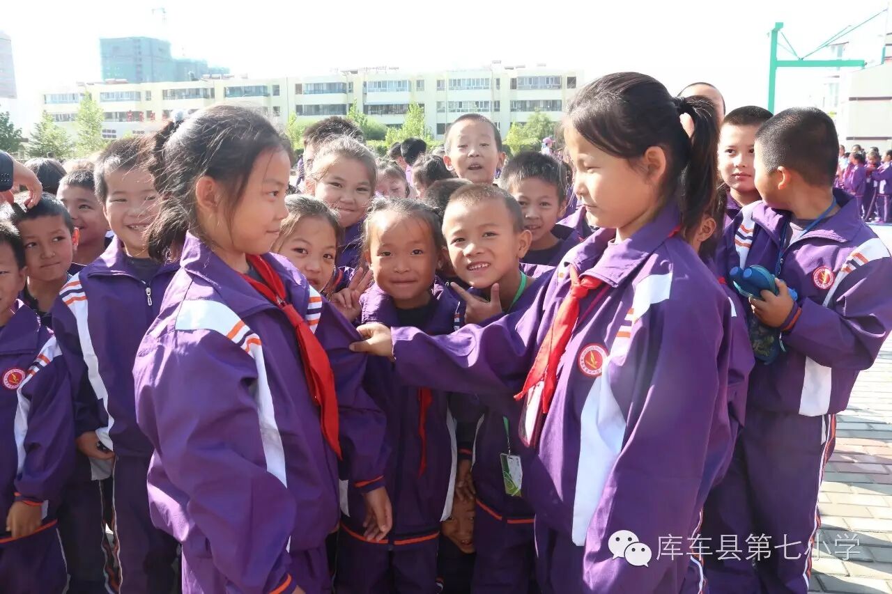 学生换秋装清新又靓丽