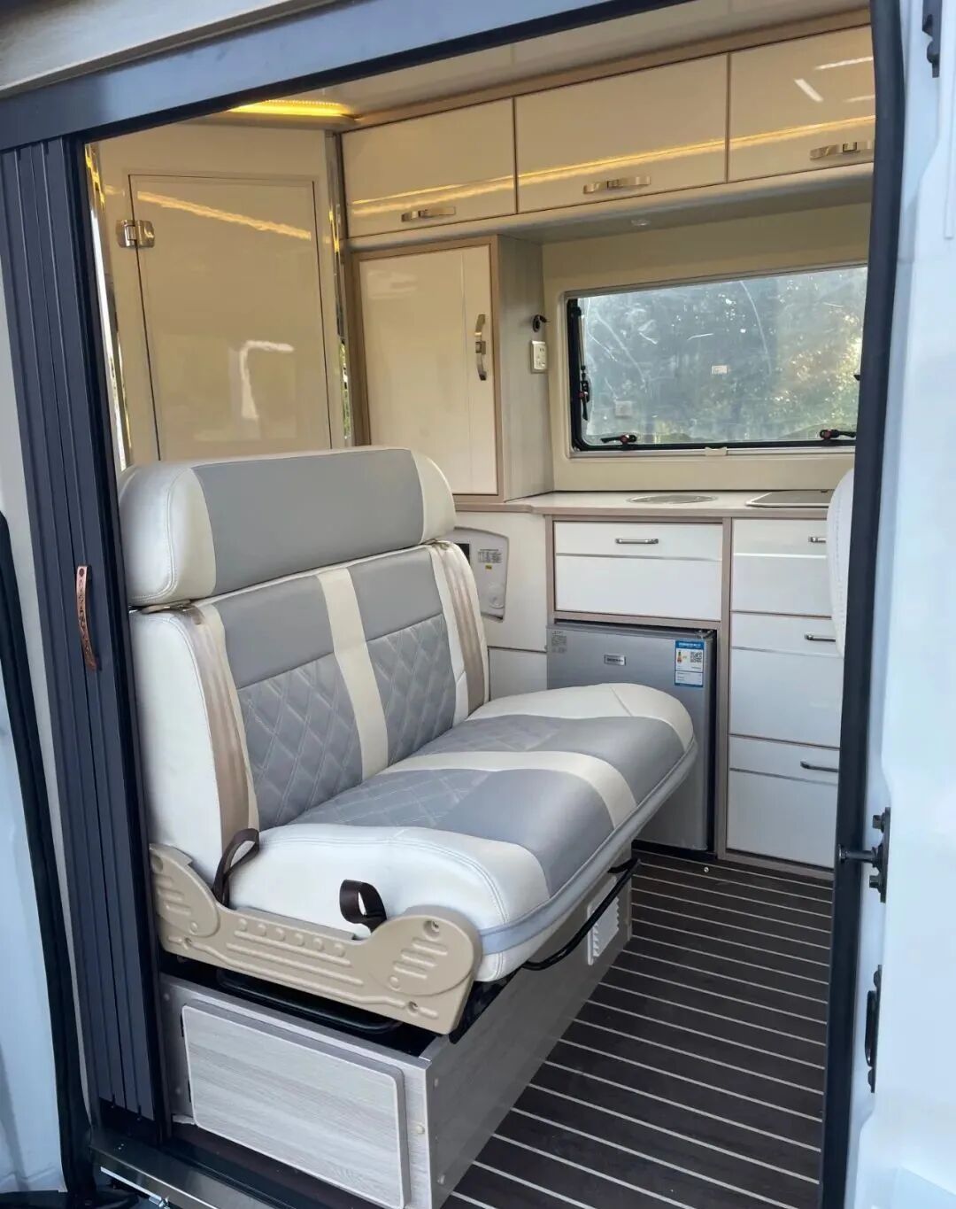 谁说房车不能通勤大通v90短轴高顶b型房车