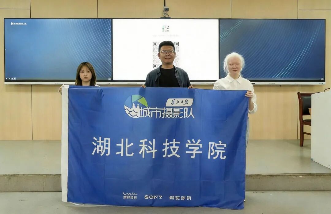 授旗仪式  城市摄影队大学生小分队 张雪 摄.jpg