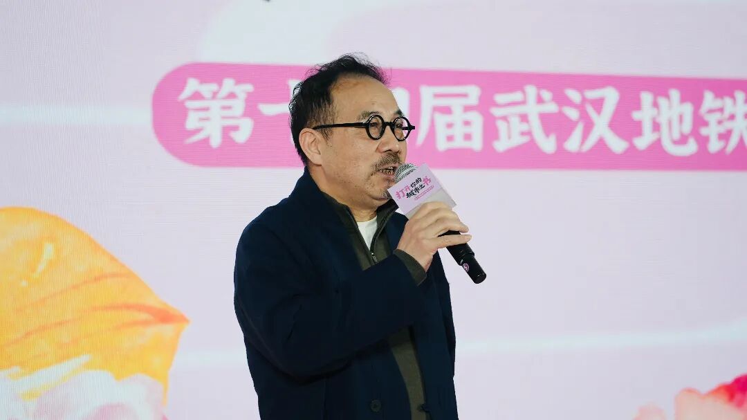 著名作家诗人张执浩作为“读城推荐官”，向市民推荐“书香江城”线路。记者高文举 摄.jpg