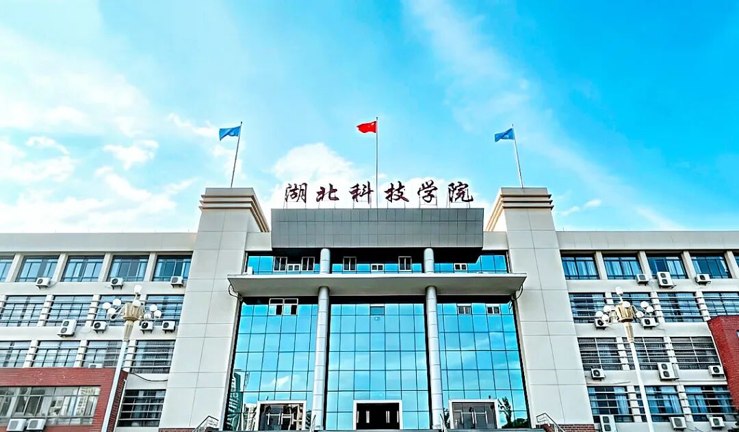 《湖科雄姿》城市摄影队大学生小分队 雍玙璠 摄于湖科主楼前.JPG