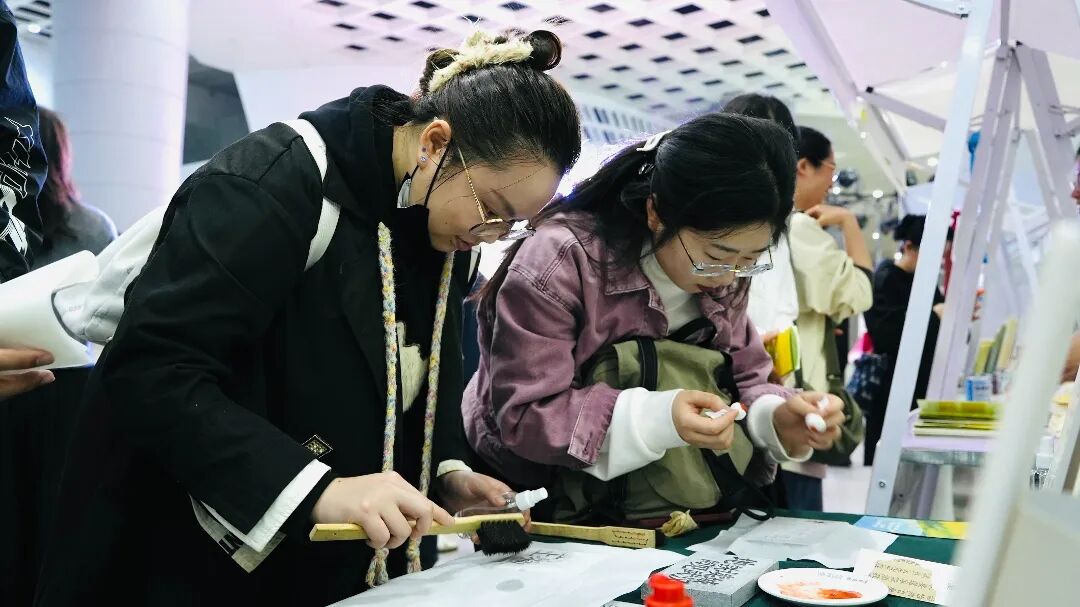 市民争相体验现场文化活动。记者高文举 摄.jpg