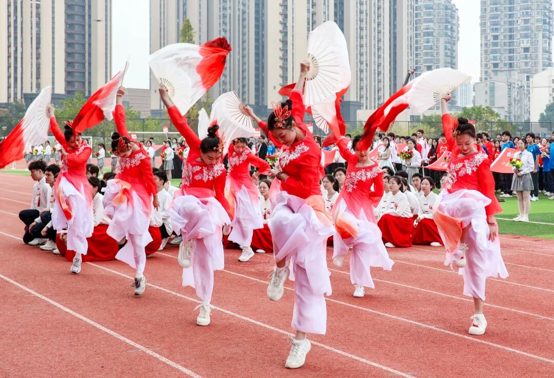 《扇舞青春》城市摄影队大学生小分队 陈思艺 摄于湖科西区操场.jpg