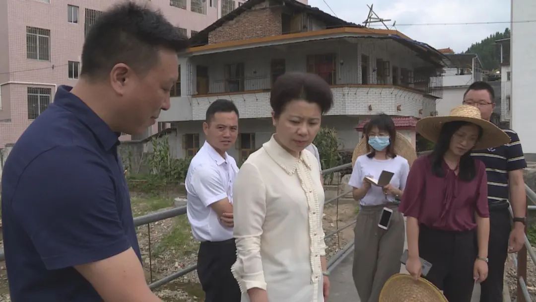 钟曦到九峰镇调研路长制,139镇街整治提升等工作 