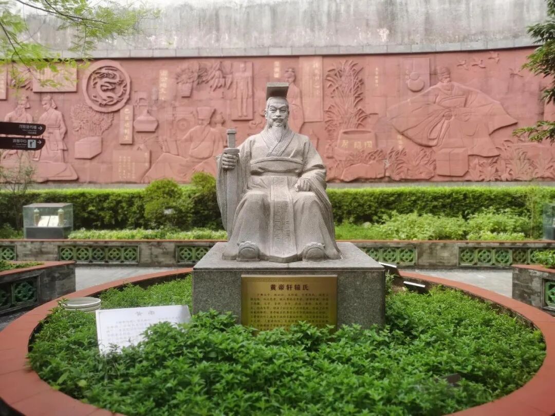 轩辕黄帝雕像99米医史浮雕墙这里有神农,伏羲,扁鹊,华佗,李时珍等中医