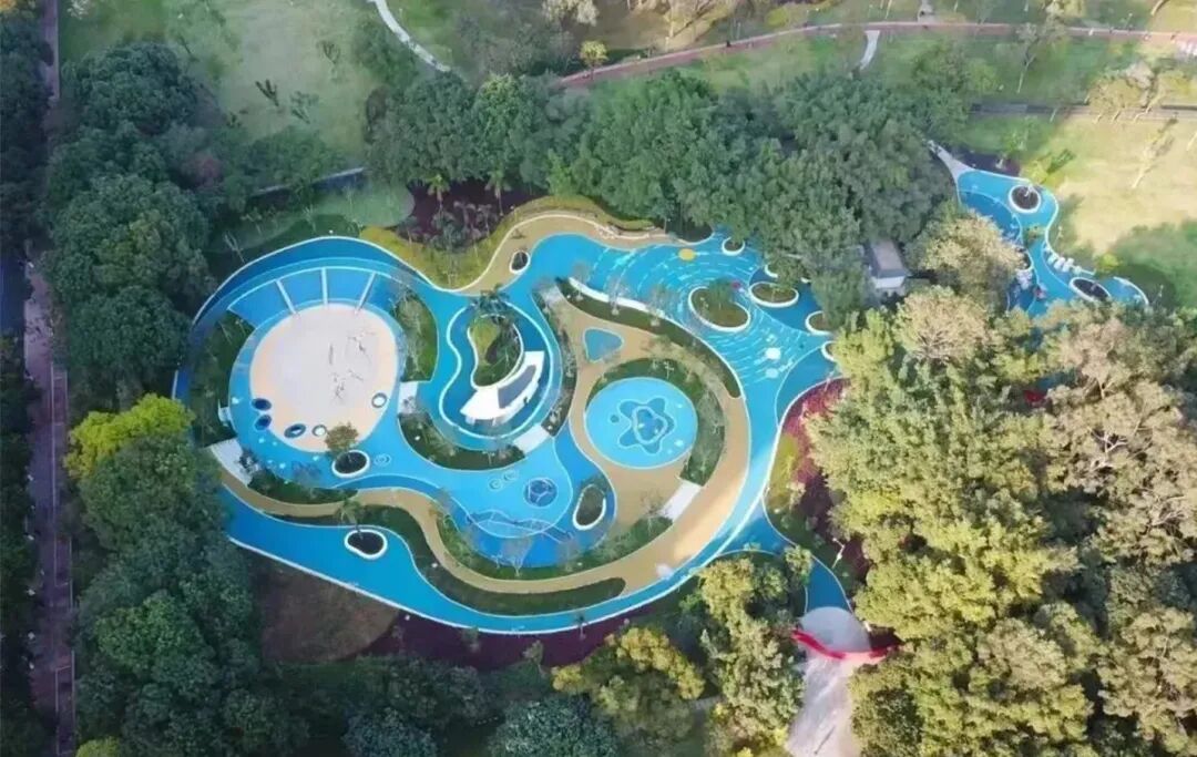 天河公园的西北处还有儿童活动区以及具有纪念意义的邓世昌衣冠冢内部