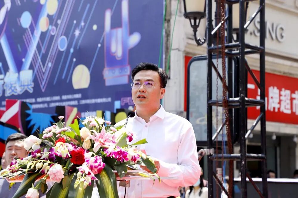 高辉红,万义辉分别致辞, 仪式由胡俊峰主持.