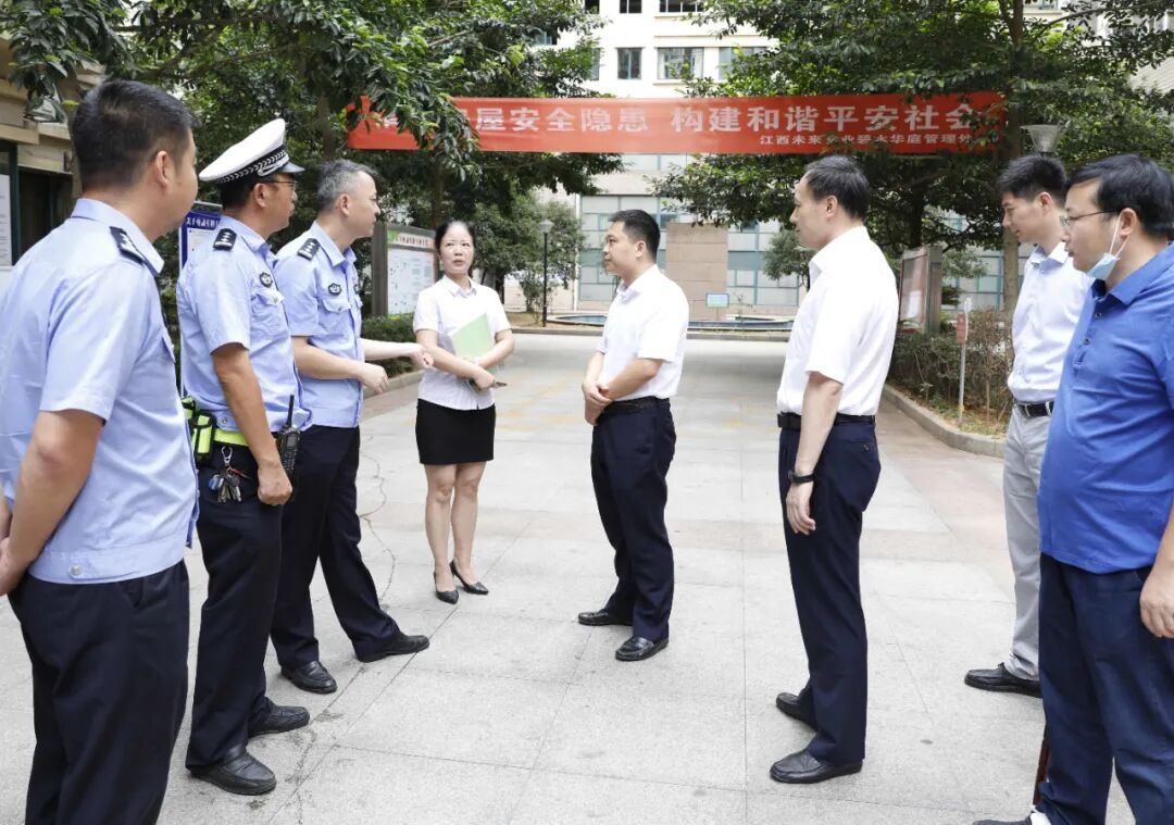9月20日上午,南昌市委副秘书长吴志强来到东湖区碧水华庭小区,就电动