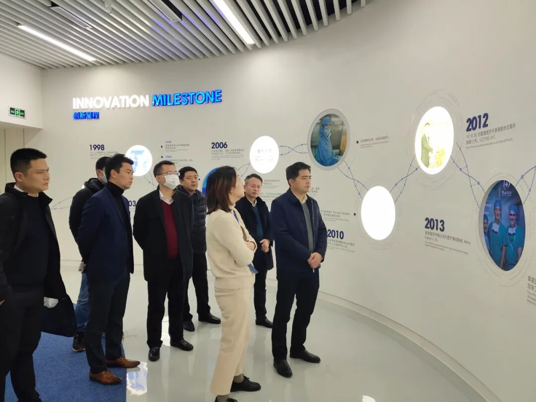 在南京苏宁置业,胡俊峰与苏宁置业集团副总裁陈艳等高管一行,就企业