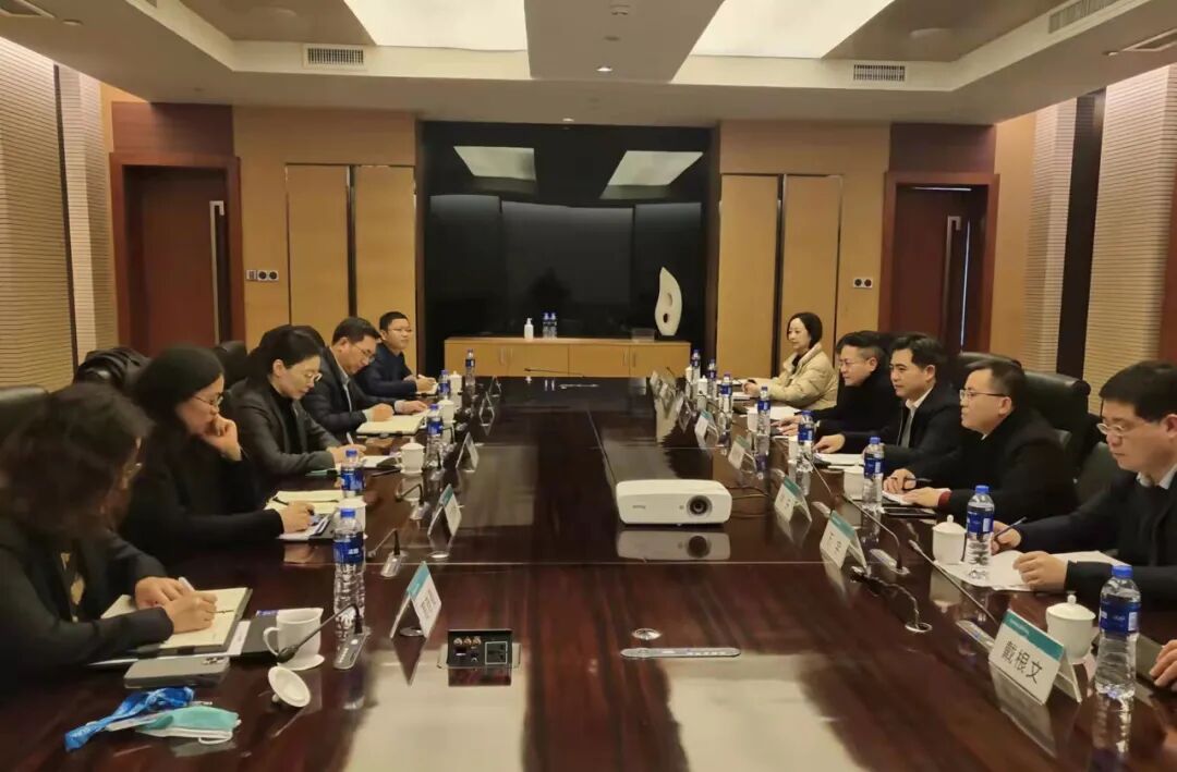 在南京苏宁置业,胡俊峰与苏宁置业集团副总裁陈艳等高管一行,就企业