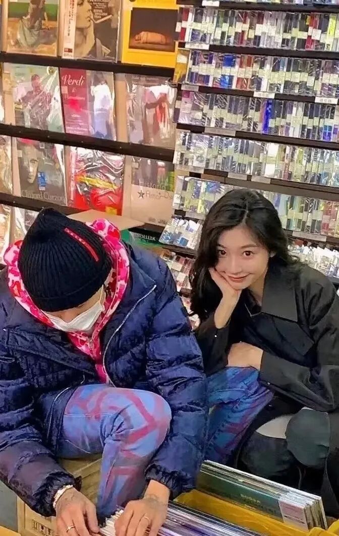 但能够人气攀升,留住粉丝,最核心的还是易梦玲的风格魅力.