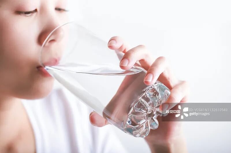 夏天多喝水和尿路感染说再见