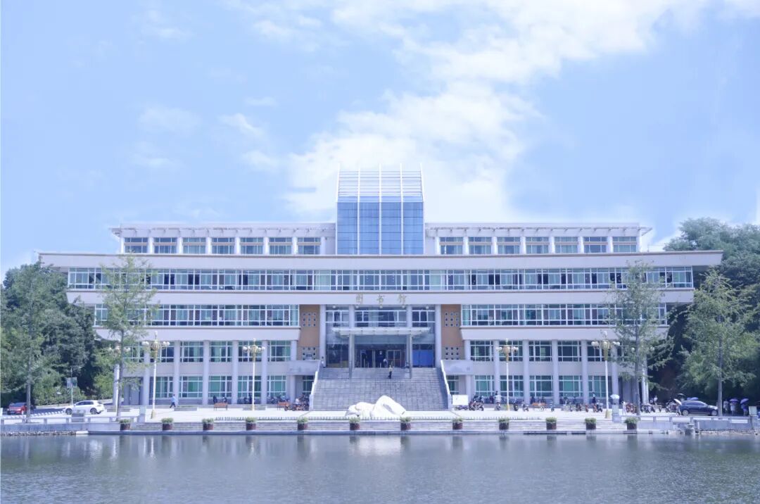 信阳师范学院校门信阳师范学院2020年,郑州轻工业大学主教楼2007年