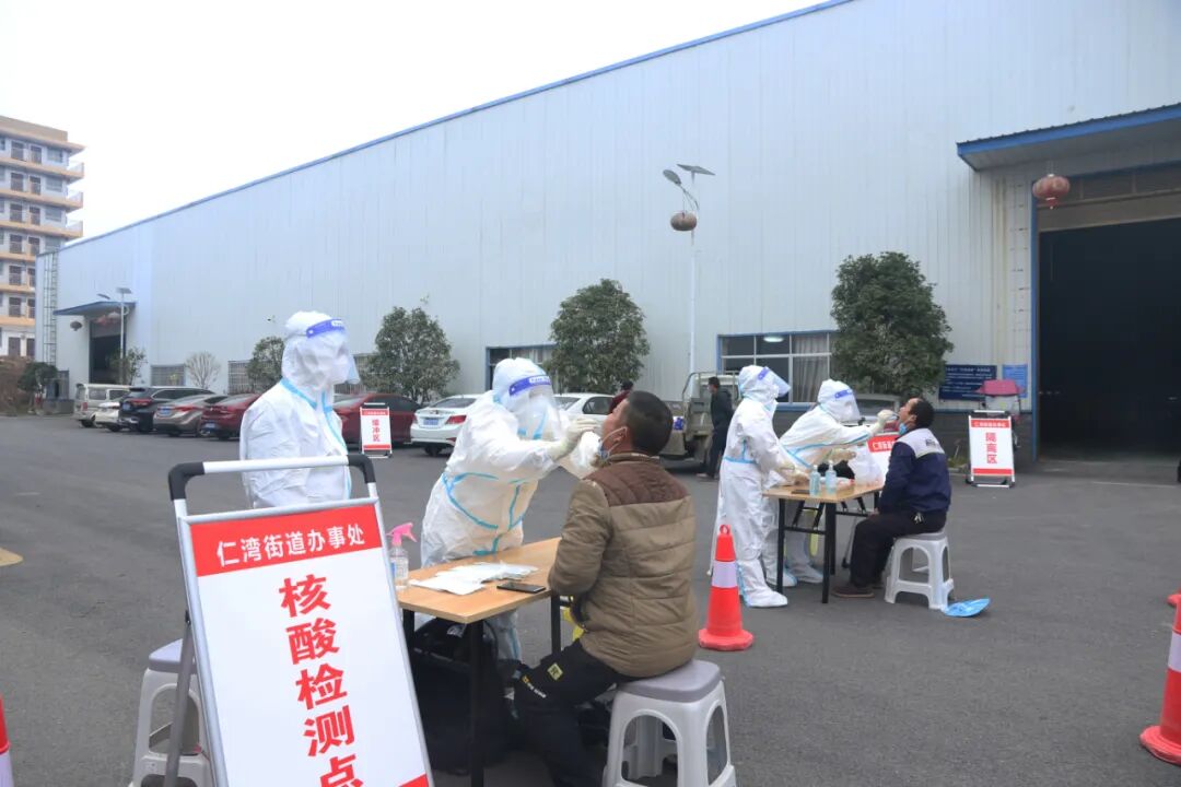核酸检测现场设置等候区,登记区,人流缓冲区,采样区和隔离区,并布置