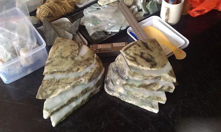 男子4200淘的翡翠原石，切开之后任性不卖，囤下一堆枯木红椿