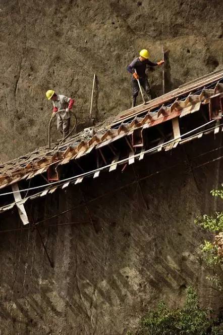 每时每刻都用心专注手中的活,脚下的路 这些栈道工每天负责运送水泥和