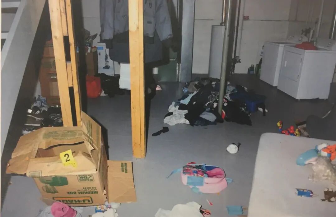 加拿大女子虐待俩亲生女儿 脱衣服暴打、囚禁地下室、不让吃喝（组图） - 2
