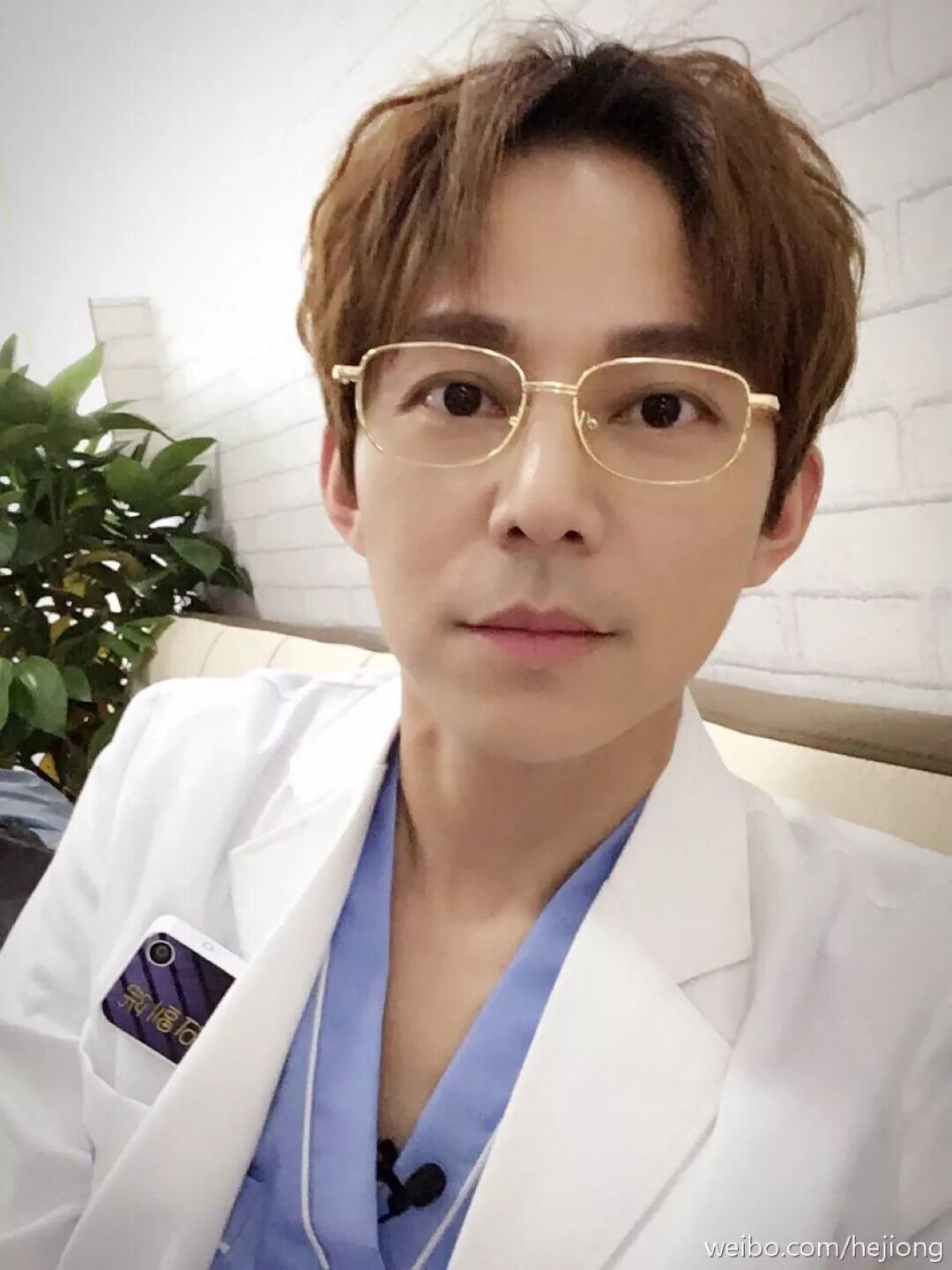 何炅出道23年零绯闻，一度被认为是Gay？最近被曝已隐婚20年？