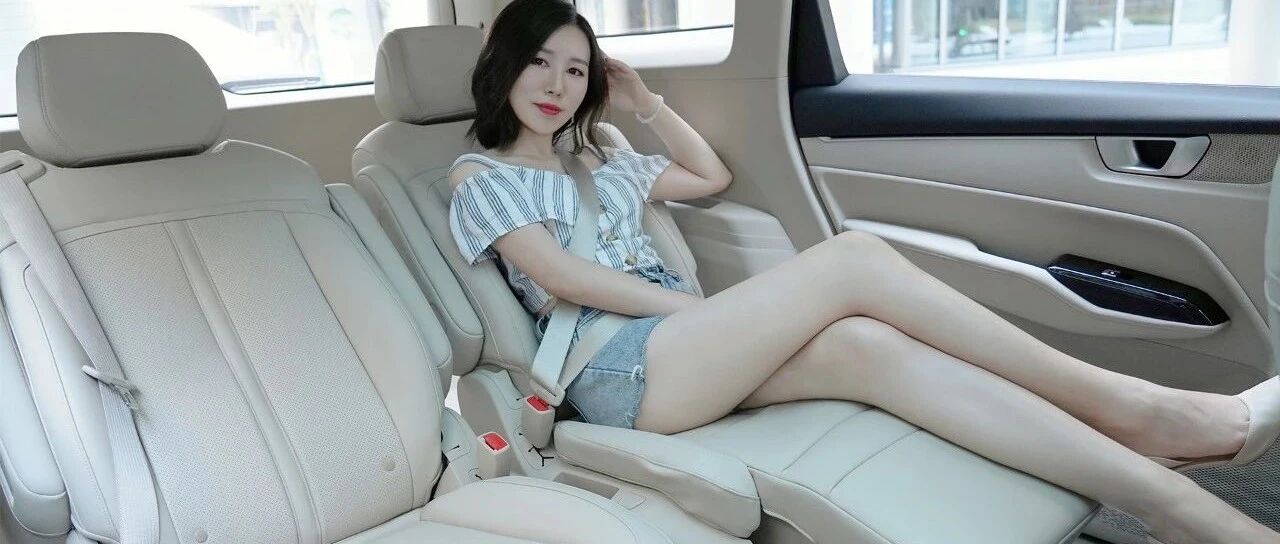 视频  |  不把“女王副驾”放眼里 给你整个女王后排