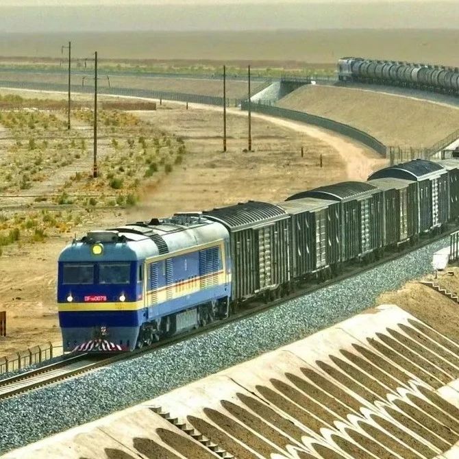 世界首个沙漠铁路环线形成！新疆和若铁路今日开通