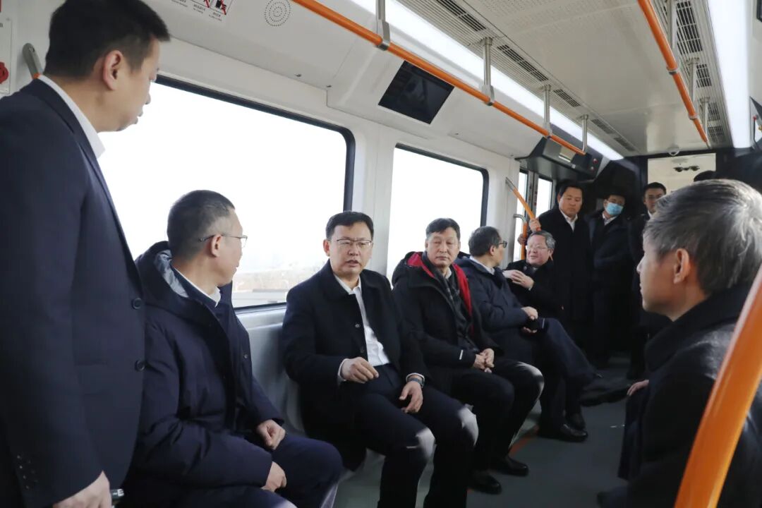 中国中铁总裁陈文健到中铁工业调研空轨产业