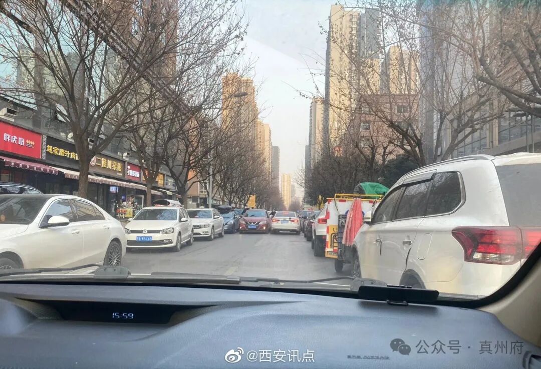 道路违章停车猖狂 拨打122求助均未得到有效解决|违章停车|违停_新浪新闻