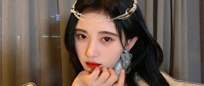 鞠婧祎，一个从头“武装”到脚的女明星