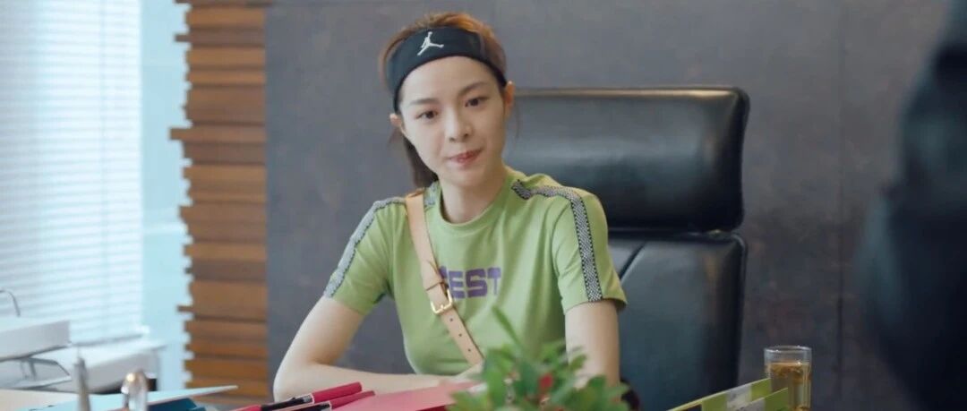 女明星把职场剧当秀场？钟楚曦穿大露背上衣，倪妮露小蛮腰