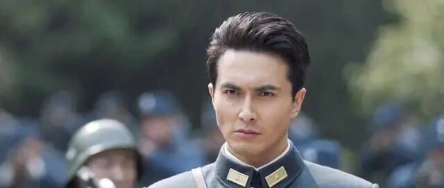 《亮剑3》开播：高伟光战场上时刻耍帅，女主角画眼线戴美瞳
