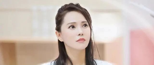 黄圣依终遇对手！在伊能静面前变乖，也许宁静蓝盈莹才能跟她抗衡