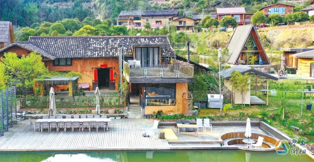 满目是青翠的山,鼻尖是时光沉淀下来的淡淡纸香,在这里住一晚,松弛感