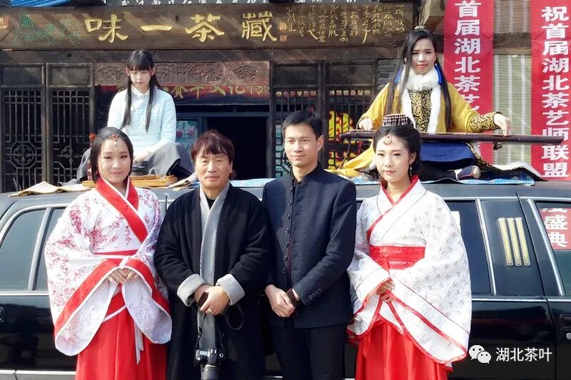 “亚洲车神”曾凡仁先生代言艺茗佳人®“白莺山”普洱茶