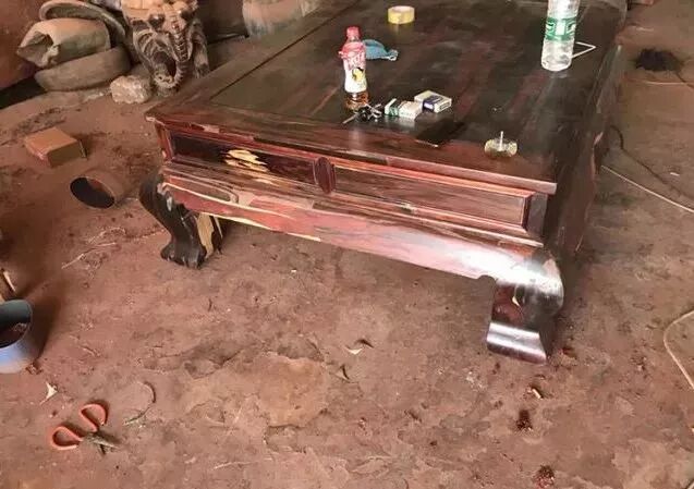 红木家具怎么买？据说花8万买了这套大红酸枝沙发，一刮磨当场傻