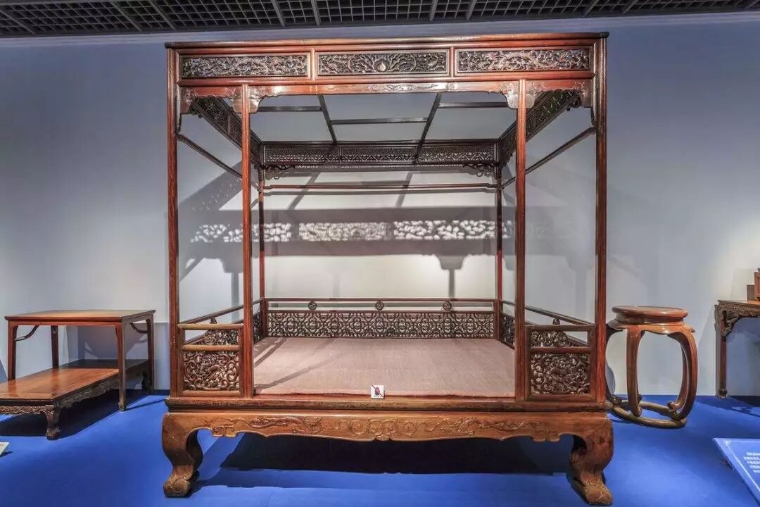 红木床VS现代床比拼，惊呆了！