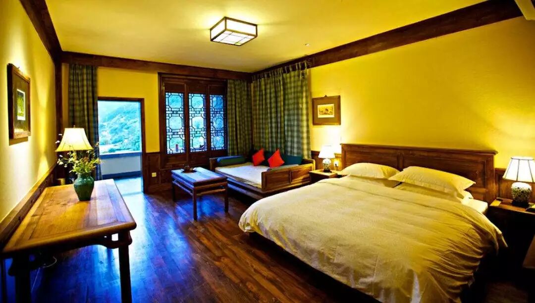 红木香味可稳定神经中枢，睡红木大床可以延年益寿。