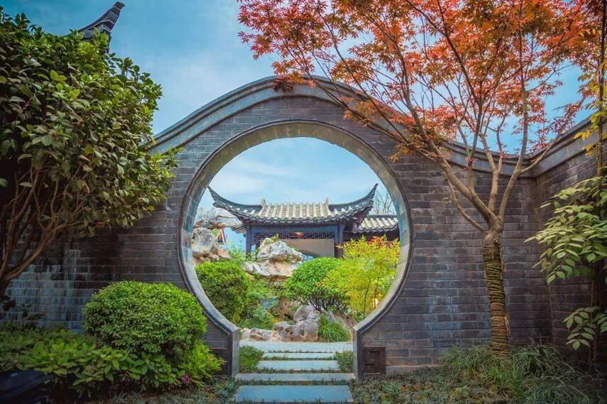 我想有个庭院，做个闲人，对一张琴，一壶酒，一溪云。