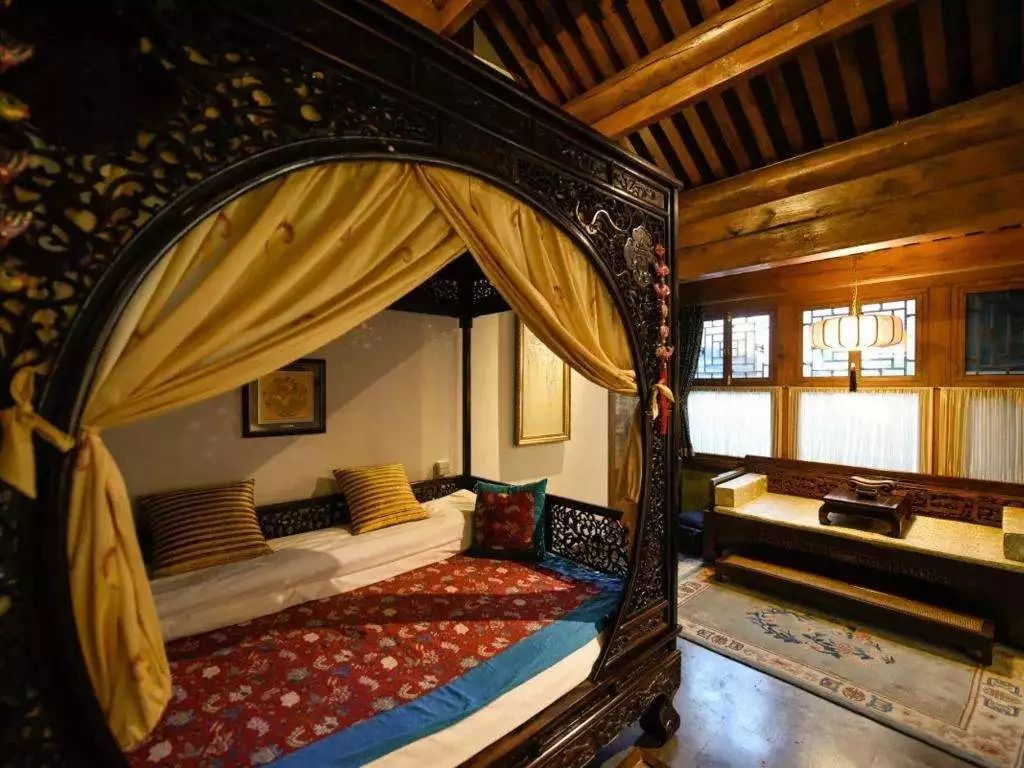 到了一定年纪以后，对红木家具嗜爱如命，喜欢红木家具带来的健康