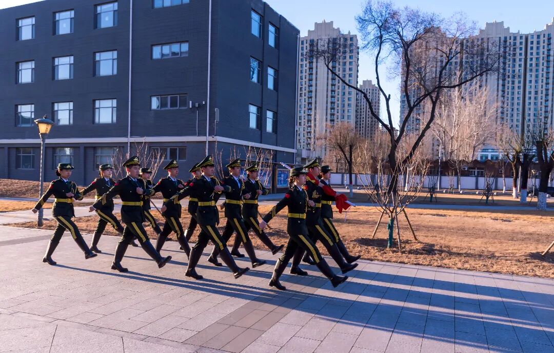 4.国旗班出旗.jpg
