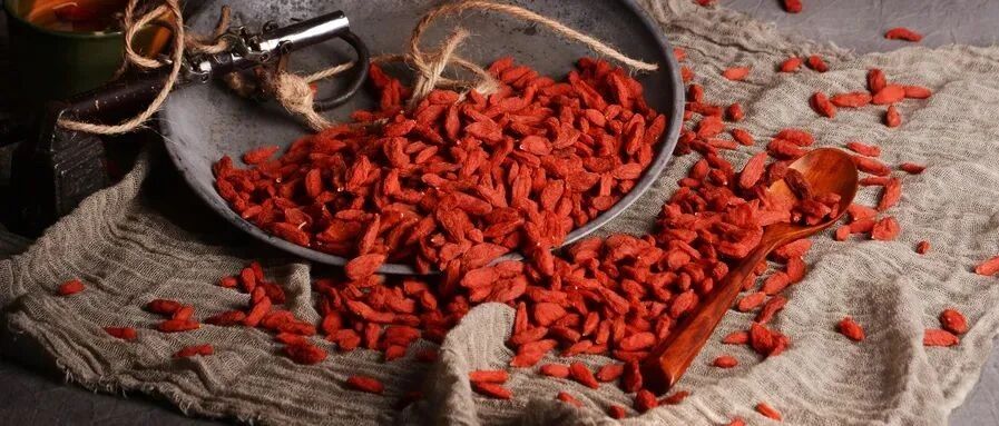 枸杞因为含糖不低，糖尿病人就能忽视它的药用和滋补价值吗？