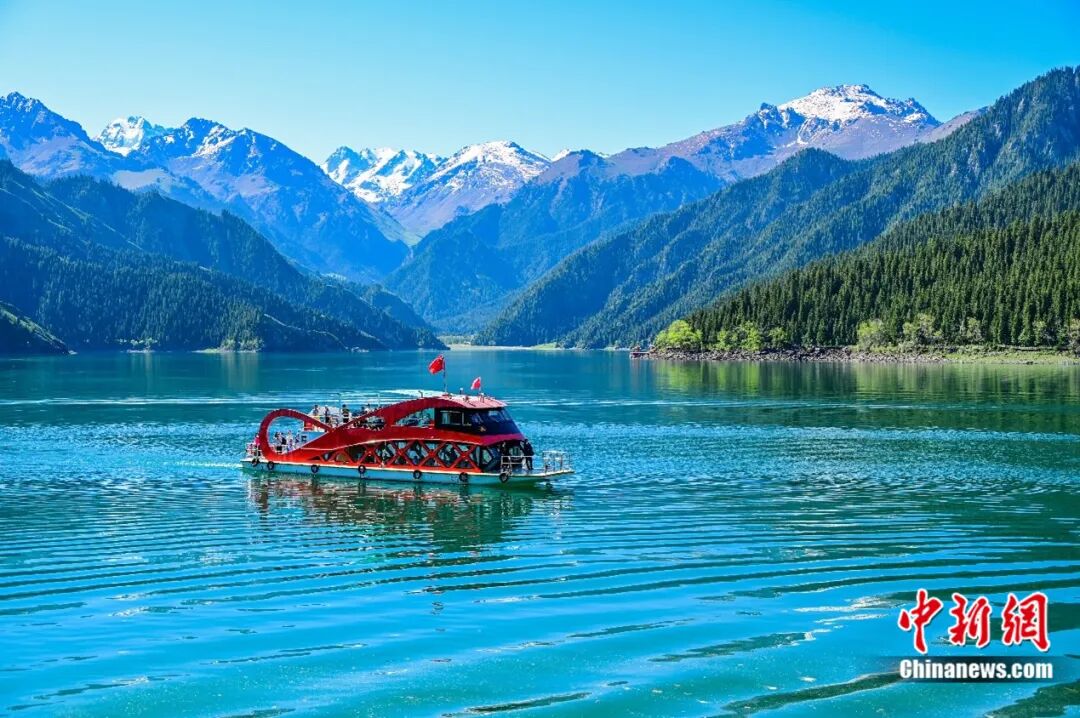 天山天池。陶维明 摄