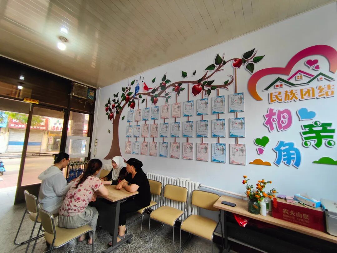 活动现场设置了相亲信息墙,并按照报名者的年龄,身高,学历,职业等进行