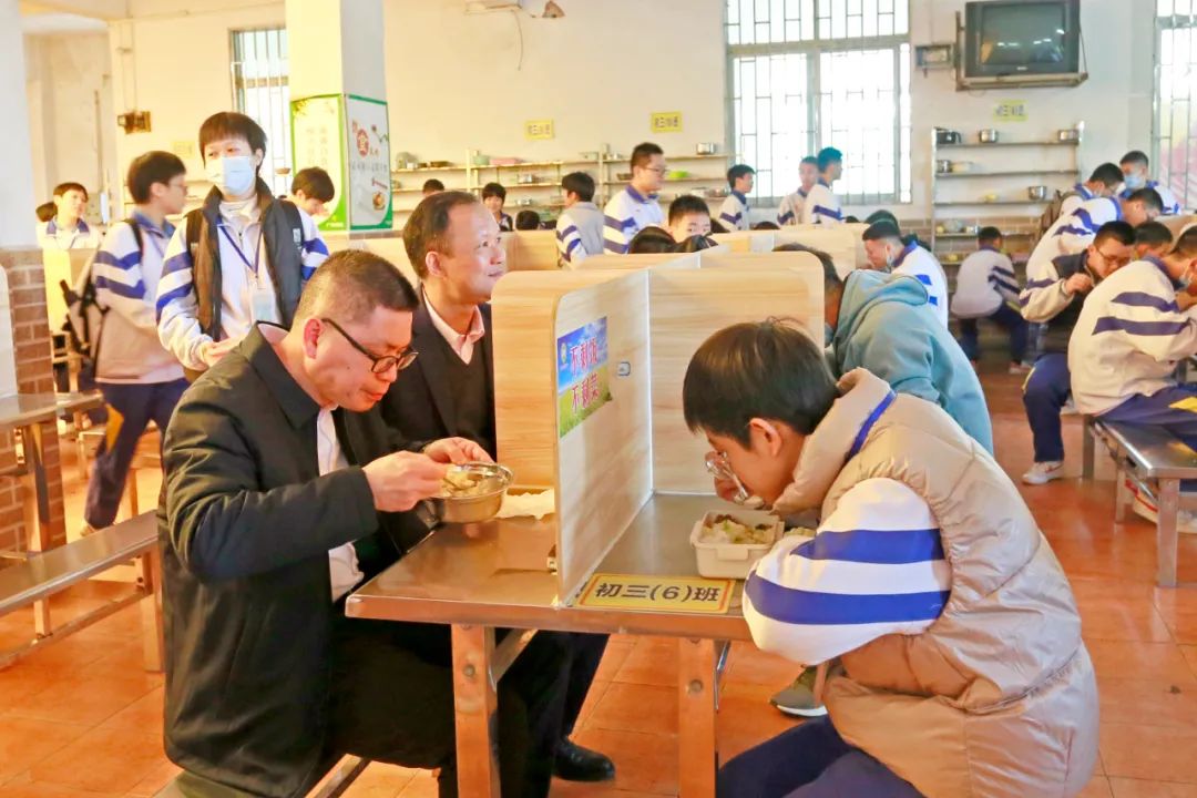 教育新闻开学第一天台山市教育局局长和学生共进午餐